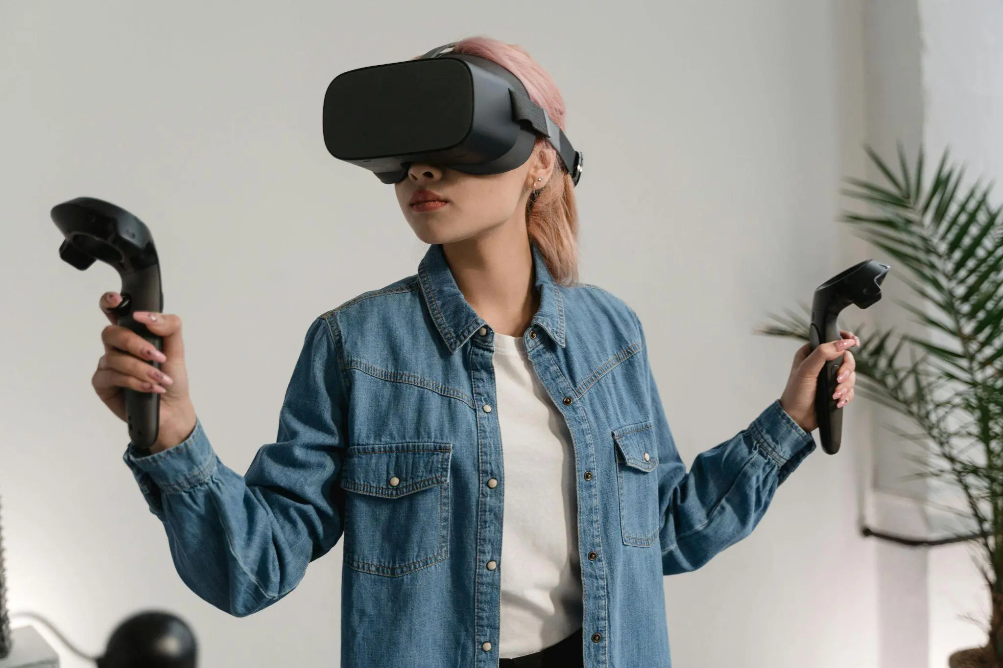 Žena zažívající VR s ovladači