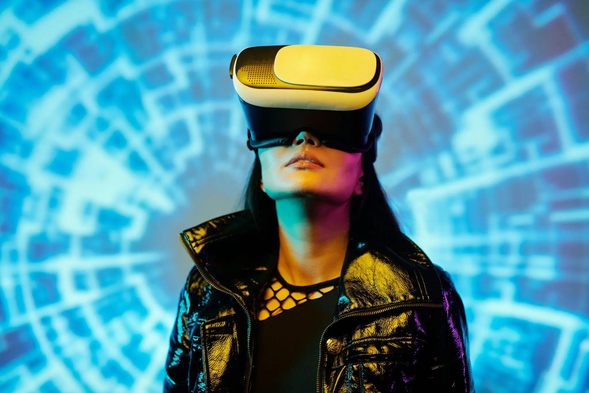 Žena s VR headsetem s abstraktním pozadím
