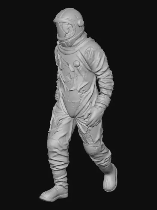 3D model for Um ser humanóide de altura média, envolto em um traje Hazmat sujo e descolorido, em tons de amarelo pálido e cinza-esverdeado, com manchas escuras e rasgos que expõem um tecido interno pulsante. O capacete do traje está visivelmente danificado e vazio, sem vestígios de rosto ou cabeça, apenas uma escuridão abissal onde o vidro deveria estar. A textura do traje é emborrachada e desgastada, contrastando com a superfície orgânica, úmida e avermelhada visível nas aberturas. Ele se move com passos pesados e um ar de abandono, emitindo um farfalhar de tecido rasgado.