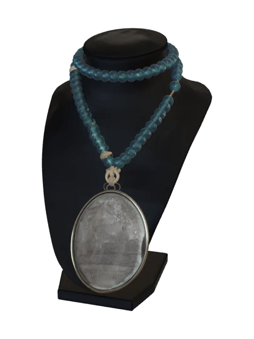 Blue Bead Necklace with Large Medallion Pendant par forresta — créé avec le générateur 3D Meshy AI, téléchargement gratuit FBX OBJ GLB STL