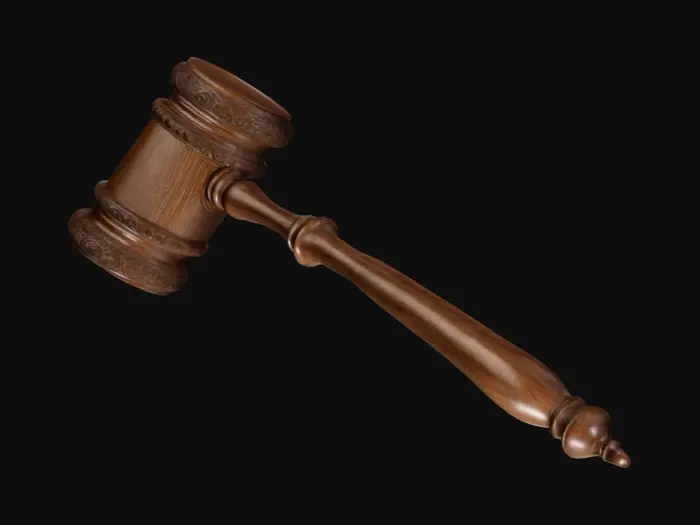3D model for Mazo de juez, hecho de madera de nogal; con un mango alargado y cabeza redonda con detalles decorativos. 