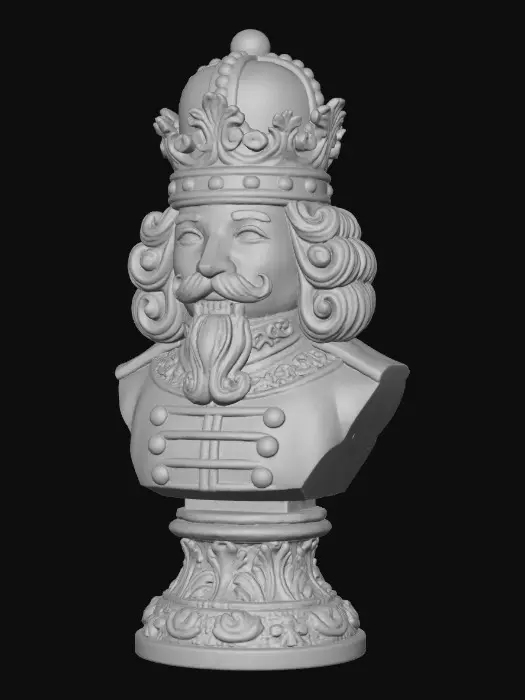 3D model for Eine kunstvolle Nussknacker-Statue in Form einer Königsbüste, gefertigt aus einem hellbeigefarbenen, matt strukturierten Material, das an patinierten Gips oder geschnitztes Holz erinnert. Die Figur trägt eine aufwendig verzierte Krone und zeigt ein stilisiertes Gesicht mit einem geschwungenen Schnurrbart und Bart, flankiert von vollem, gelocktem Haar. Der Körper darunter ist als Uniform mit Knöpfen und einem verzierten Kragen gestaltet und ruht auf einem reich dekorierten Sockel. Weiches Licht betont die feinen Schnitzdetails und die gleichmäßige Oberfläche.