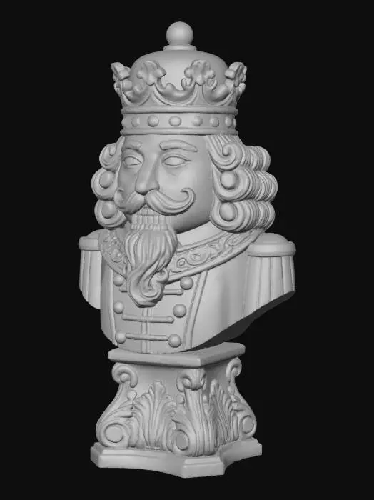 3D model for Eine kunstvolle Nussknacker-Statue in Form einer Königsbüste, gefertigt aus einem hellbeigefarbenen, matt strukturierten Material, das an patinierten Gips oder geschnitztes Holz erinnert. Die Figur trägt eine aufwendig verzierte Krone und zeigt ein stilisiertes Gesicht mit einem geschwungenen Schnurrbart und Bart, flankiert von vollem, gelocktem Haar. Der Körper darunter ist als Uniform mit Knöpfen und einem verzierten Kragen gestaltet und ruht auf einem reich dekorierten Sockel. Weiches Licht betont die feinen Schnitzdetails und die gleichmäßige Oberfläche.
