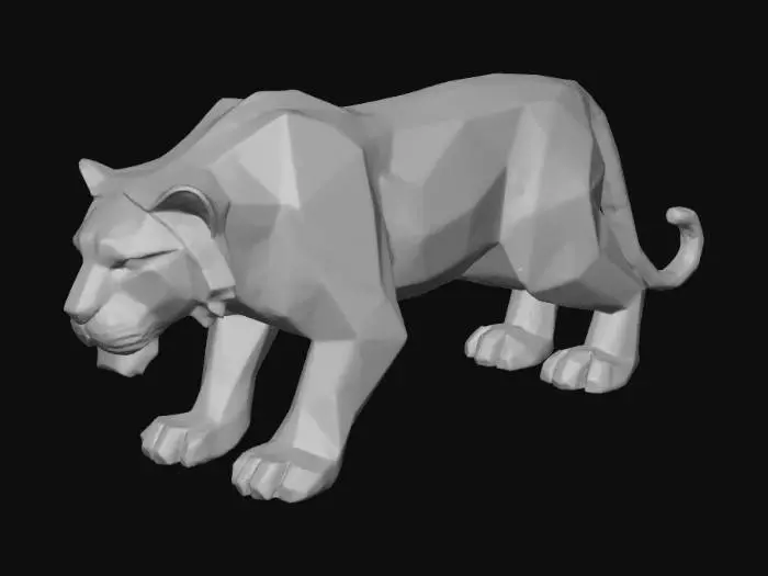 3D model for Keskin geometrik hatlara sahip, düşük poligonlu bir albino kaplan modeli. Gövdesi, her biri pürüzsüz ve düz yüzeyli, belirgin üçgen ve dörtgen fasetlerden oluşur. Rengi kar beyazı olup, çok soluk pembe veya açık gri tonlarında, belirgin köşeli şerit detaylarına sahiptir. Gözleri ve burnu hafifçe pembemsidir. Güçlü ve kaslı bir kaplanın dinamik, belki de pusuya yatmış duruşunu yansıtır, her köşesi belirgin poligonlarla vurgulanmıştır. Genel görünümü sert ve sanal bir dokunuşa sahiptir.