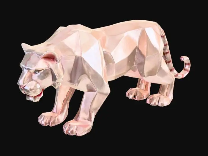 3D model for Keskin geometrik hatlara sahip, düşük poligonlu bir albino kaplan modeli. Gövdesi, her biri pürüzsüz ve düz yüzeyli, belirgin üçgen ve dörtgen fasetlerden oluşur. Rengi kar beyazı olup, çok soluk pembe veya açık gri tonlarında, belirgin köşeli şerit detaylarına sahiptir. Gözleri ve burnu hafifçe pembemsidir. Güçlü ve kaslı bir kaplanın dinamik, belki de pusuya yatmış duruşunu yansıtır, her köşesi belirgin poligonlarla vurgulanmıştır. Genel görünümü sert ve sanal bir dokunuşa sahiptir.