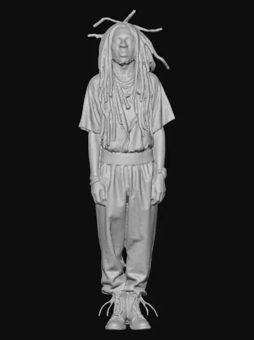 3D model for 3D-модель Боба Марли представляет собой мужскую фигуру со стройным телосложением и характерными длинными, густыми дредами, которые спадают до плеч. На нем детализированный национальный ямайский наряд из легкой ткани с яркими этническими узорами и цветами. Его лицо имеет спокойное, расслабленное выражение, а глаза слегка покрасневшие. В руке он держит сигарету с видимой текстурой бумаги и табака.