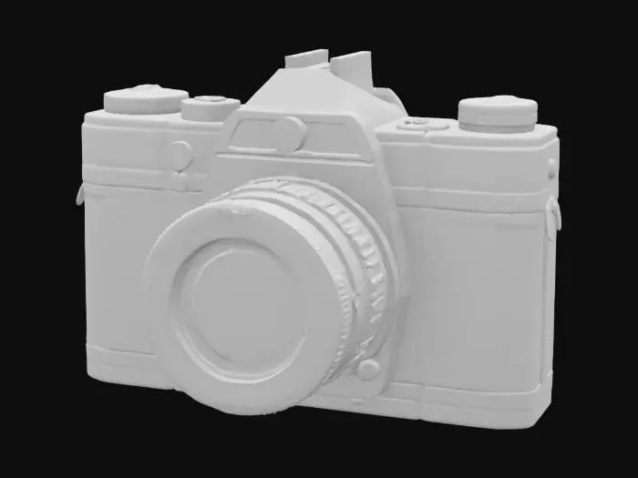 3D model for Старинная пленочная камера с корпусом из черного матового металла и серебристыми хромированными акцентами. Ее объектив состоит из нескольких стеклянных линз, чистых и блестящих. Детали из искусственной кожи на корпусе имеют слегка потертую текстуру. На ощупь камера прохладная и тяжелая, с мелкими рифлеными колесиками.