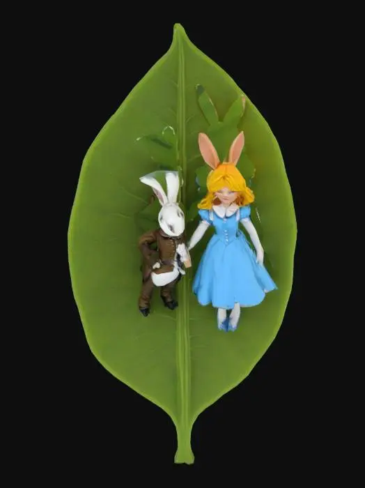 3D model for eine blattform 10*20 cm auf der zwei figuren stehen einmal alice von alice im wuinderland und einmal der weiße hase die sich egegnseitig die hand halten. mach es nicht zu klein 

der erste vorshclag war schon sehr gut mach die aufglösung noch besser und lass auf der alice die ohren des hasen weg 
