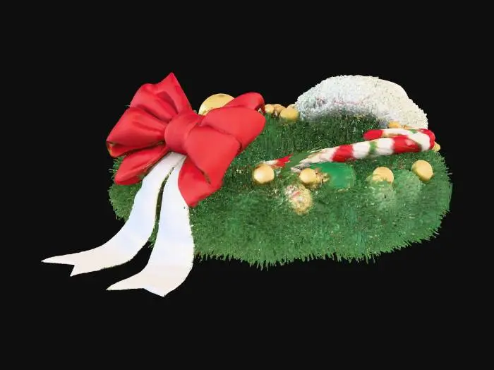 3D model for Um ornamento de guirlanda de Natal estilizado e vibrante, apresentando agulhas de pinheiro verdes e felpudas e uma base inferior de pele branca e fofa. A guirlanda é adornada com um laço vermelho, duas bolas douradas brilhantes, uma folha verde com bagas vermelhas, uma bola branca lustrosa, um bastão de doces listrado de vermelho e branco com um fundo dourado, e um elemento que lembra um gorro de Pai Natal vermelho com uma bola dourada. Pendurado por um cordão vermelho, o objeto exibe texturas macias e volumosas, com iluminação suave e uniforme.