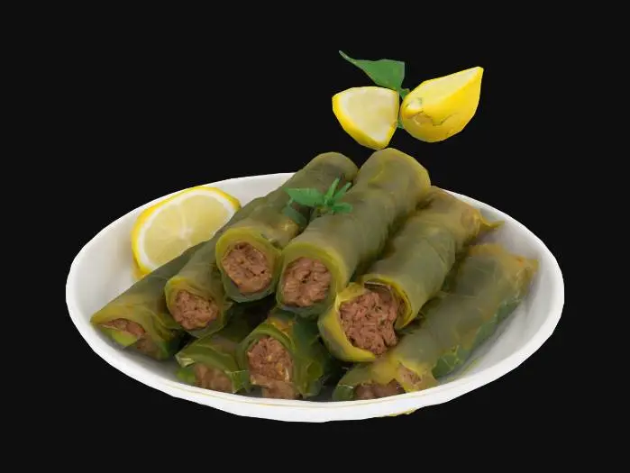 3D model for Auf einem Teller liegen sorgfältig gerollte, syrische Yabrak – zarte, mit Reis und gewürztem Hackfleisch gefüllte Weinblätter. Sie sind dicht aneinandergereiht, glänzen leicht vom aromatischen Sud und duften verführerisch nach orientalischen Gewürzen. Neben den Röllchen liegen ein paar frische Zitronenscheiben, die mit ihrer leuchtend gelben Farbe einen schönen Kontrast zum satten Grün der Weinblätter bilden. Ein Hauch Zitronensaft verleiht den Yabrak eine feine Säurenote