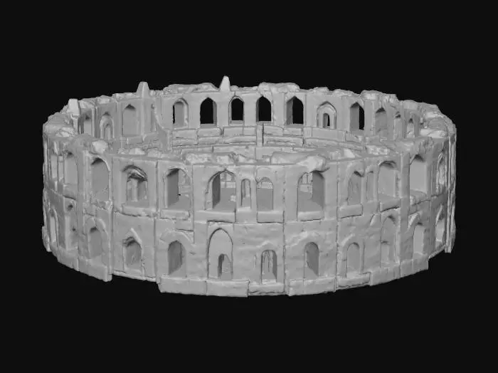 3D model for Zorlu savaşlar için tasarlanmış, yıpranmış taş ve paslı demirle inşa edilmiş dairesel bir savaş arenası. Yüksek, yontulmamış taş duvarlar çevreyi sarar, yüzeylerinde çatlaklar ve darbe izleri bulunur. Arena zemini, parçalanmış bazalt plakalarından oluşur ve bu plakaların arasında parlayan kızıl lav akıntıları veya dipsiz çukurlar görünür. Çevrede yere saplanmış keskin, kararmış metal kazıklar dokunsal olarak pürüzlü ve soğuk bir his verir.