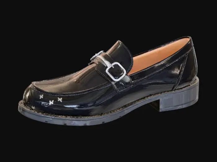 3D model for 一双经典的黑色漆皮乐福鞋，表面光泽亮丽，反射着周围光线。鞋头圆润，鞋面横跨同色系皮带，镶嵌银色金属扣饰。扣饰中央为H形，两侧伴有小巧蝴蝶图案。鞋子拥有厚实黑色防滑鞋底和方跟设计，整体风格时尚舒适，细节精致。