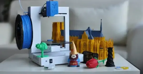 uma impressora 3d com modelos