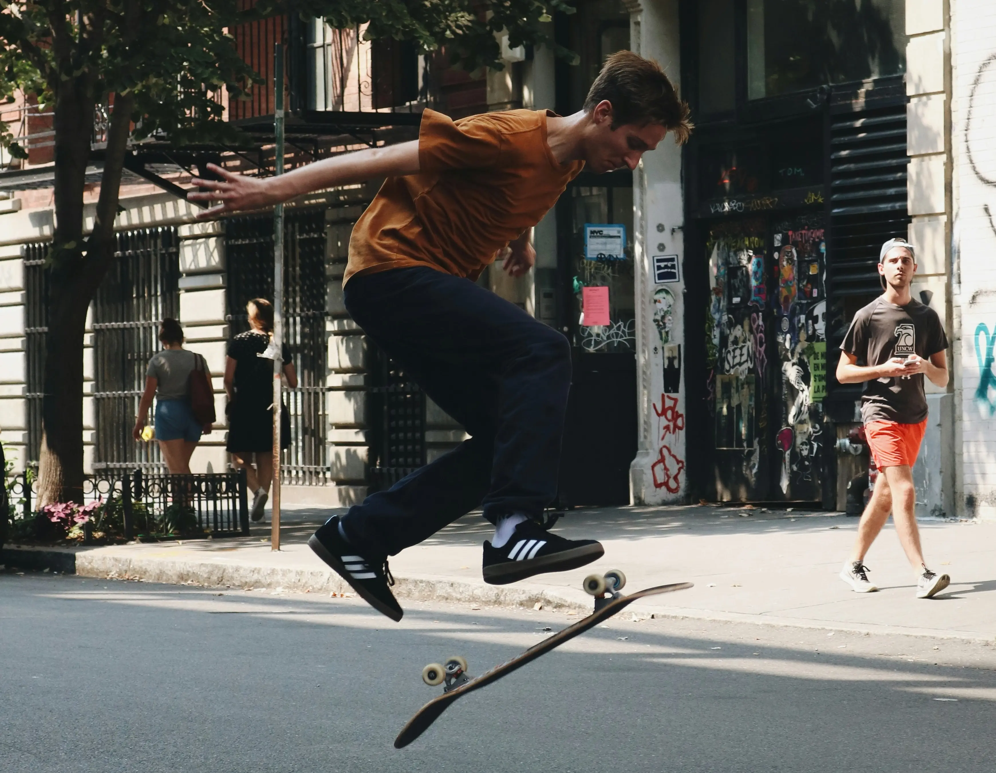 kaykay-yapan-çocuk-zıplıyor