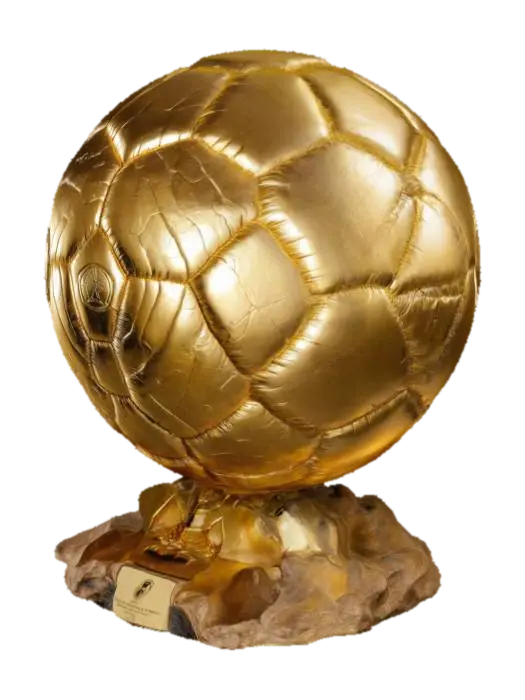 replica del Ballon d'Or, de 15 centimetros de diametro, dorado, textura de rocas debajo… - Try-3D-modell, genererad av AI