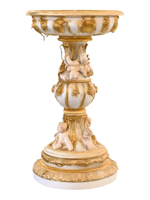 Victorian Extravagant elaborately embossed golden pedestal inside and out. Highly… - Cherubs 3D model, vytvořený pomocí AI