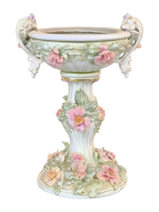 Modelo 3D de An elaborately designed pestal with a small bowl shapped base on top. The pedestal… - Artnouveau, gerado por IA