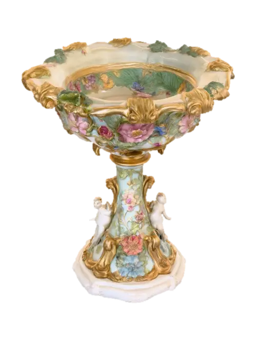 An elaborately designed pestal with a small bowl shapped base on top. The pedestal… - Cherubs 3D model, vytvořený pomocí AI