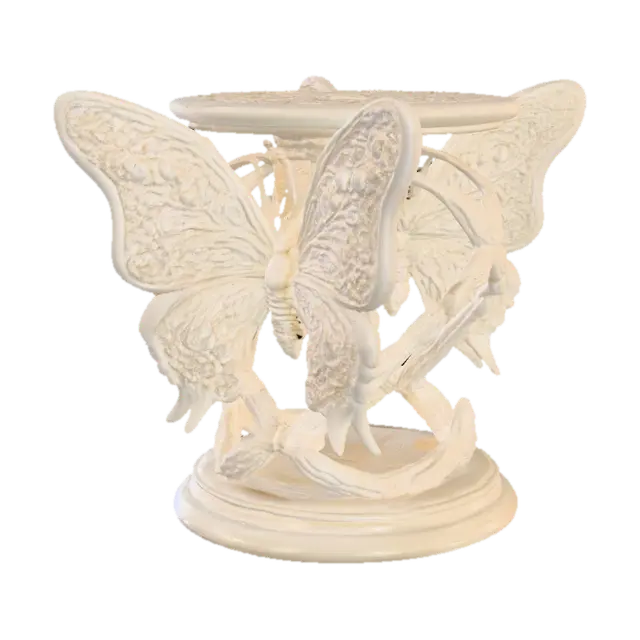 3 butterflies form a circular pedestal. Extremely detailed iridescent ivory… 3D model, vytvořený pomocí AI