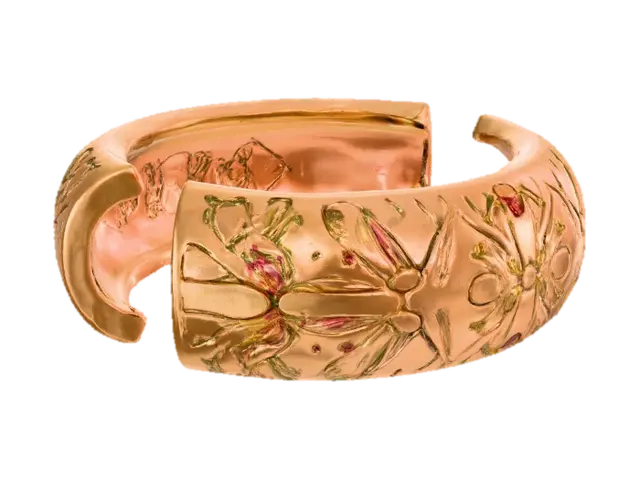 3D model for A crisp, high-fidelity 8K render of an oval bracelet split into two halves, floating in air against a blank neutral background. Each half features interlocking finger joints—three perfectly aligned rectangular teeth with sharp edges and precise symmetry. The surface is finished with deep, debossed floral engravings of Nancy-cherry and mango blooms, rendered in true botanical accuracy: recognizable petals, layered curvature, visible stamens, and delicate leaf veins recessed cleanly into the surface. The design is minimal, elegant, and flawlessly finished; the deboss depth creates sharp shadow lines and crisp texture, while soft, even lighting accentuates the floral detail and the refined geometry of the interlocking joints.