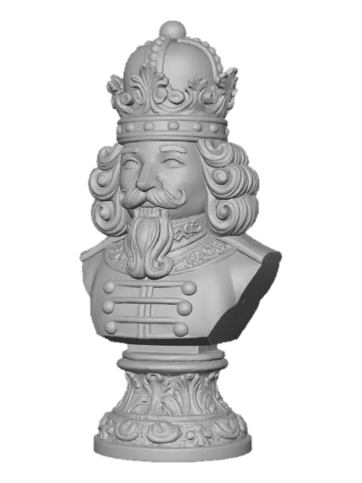3D model for Eine kunstvolle Nussknacker-Statue in Form einer Königsbüste, gefertigt aus einem hellbeigefarbenen, matt strukturierten Material, das an patinierten Gips oder geschnitztes Holz erinnert. Die Figur trägt eine aufwendig verzierte Krone und zeigt ein stilisiertes Gesicht mit einem geschwungenen Schnurrbart und Bart, flankiert von vollem, gelocktem Haar. Der Körper darunter ist als Uniform mit Knöpfen und einem verzierten Kragen gestaltet und ruht auf einem reich dekorierten Sockel. Weiches Licht betont die feinen Schnitzdetails und die gleichmäßige Oberfläche.