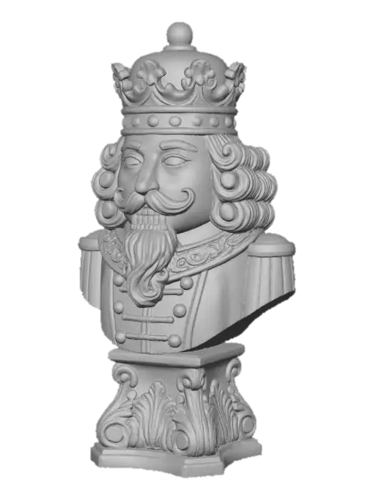 3D model for Eine kunstvolle Nussknacker-Statue in Form einer Königsbüste, gefertigt aus einem hellbeigefarbenen, matt strukturierten Material, das an patinierten Gips oder geschnitztes Holz erinnert. Die Figur trägt eine aufwendig verzierte Krone und zeigt ein stilisiertes Gesicht mit einem geschwungenen Schnurrbart und Bart, flankiert von vollem, gelocktem Haar. Der Körper darunter ist als Uniform mit Knöpfen und einem verzierten Kragen gestaltet und ruht auf einem reich dekorierten Sockel. Weiches Licht betont die feinen Schnitzdetails und die gleichmäßige Oberfläche.