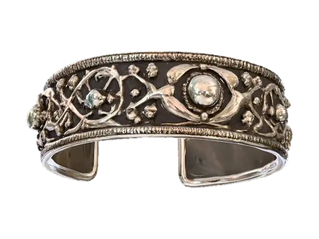 sterling silver cuff bracelet with ornate etched carvings and gemstones 3D model, vytvořený pomocí AI