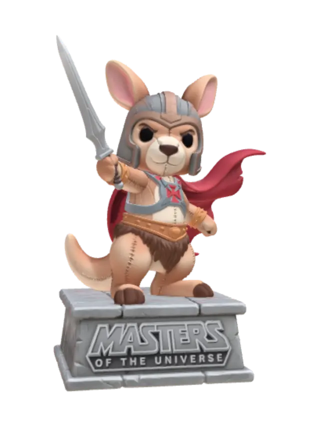 3D model for Ein süßes Plüsch Kurzschwanzkänguru, in Schwert-Action, der ein He-Man Kostüm trägt. Die Figur steht auf einem Sockel mit der Aufschrift: Masters Of The Universe.