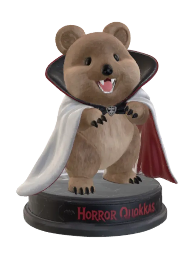 3D model for Ein fröhliches Plüsch Quokka das Dracula ähnelt und sein Kostüm trägt. Die Figur ist in Beiß-Action und steht auf einem Sockel mit der Aufschrift: Horror Quokkas. Einfarbiger Hintergrund.