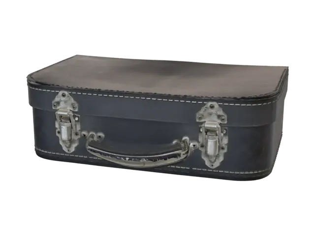 Vintage black leather suitcase 3D model, vytvořený pomocí AI