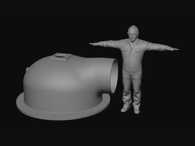 3D model for Tabanı 1080\text{ mm} dış çapta ve 25\text{ mm} et kalınlığında, üzerinde cıvata delikleri olan düz bir flanştır. Gövde bu flanştan yukarıya doğru R400\text{ mm} dış radüsle daralarak asimetrik bir kubbe oluşturur. Kubbenin tam tepesinde 180\times180\text{ mm} dış ölçüsünde kare bir montaj göbeği ve bu göbeğin merkezinde içi boş dairesel bir delik yer alır. Kubbe gövdesi, yan tarafa doğru dışa uzanan \Phi 418\text{ mm} ölçüsünde yarım/kavisli bir boru çıkışıyla birleşmektedir. CC-kesitine göre parça içi tamamen sade, engelsiz ve boş bir tahliye/vakum hattıdır. CTP kalıp üretimine uygun olarak tüm keskin köşeler pürüzsüz radüslerle geçiş yapmalı ve sızdırmaz boş bir katı kabuk olmalıdır.