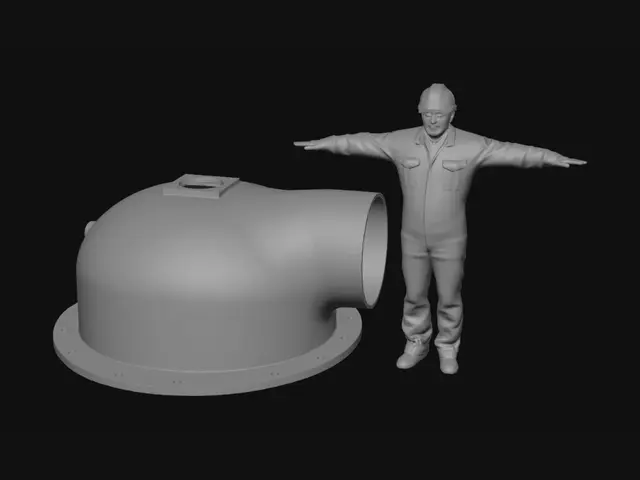 3D model for Tabanı 1080\text{ mm} dış çapta ve 25\text{ mm} et kalınlığında, üzerinde cıvata delikleri olan düz bir flanştır. Gövde bu flanştan yukarıya doğru R400\text{ mm} dış radüsle daralarak asimetrik bir kubbe oluşturur. Kubbenin tam tepesinde 180\times180\text{ mm} dış ölçüsünde kare bir montaj göbeği ve bu göbeğin merkezinde içi boş dairesel bir delik yer alır. Kubbe gövdesi, yan tarafa doğru dışa uzanan \Phi 418\text{ mm} ölçüsünde yarım/kavisli bir boru çıkışıyla birleşmektedir. CC-kesitine göre parça içi tamamen sade, engelsiz ve boş bir tahliye/vakum hattıdır. CTP kalıp üretimine uygun olarak tüm keskin köşeler pürüzsüz radüslerle geçiş yapmalı ve sızdırmaz boş bir katı kabuk olmalıdır.