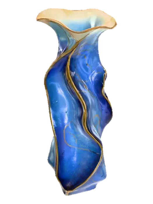 A sculptural porcelain vase, featuring an organic, undulating form in a pristine,… 3D model, vytvořený pomocí AI