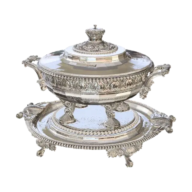 Antique silver soup tureen with lid on a decorative stand 3D model, vytvořený pomocí AI