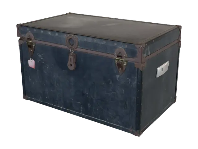 Rusty Vintage Trunk with Padlock - Steamer model 3D, wygenerowany przez AI