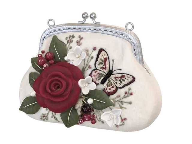 Red Rose and Butterfly Embroidered Felt Purse 3D model, vytvořený pomocí AI