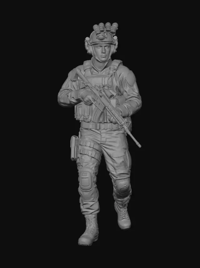 3D model for Creami un'immagine di un soldato americano della delta force contemporaneo in piedi mentre avanza lentamente.Imbraccia un fucile M4 che tiene con la punta verso il basso a sinistra. In testa ha un elmetto con visore notturno. Veste una combat vest con tasche. Ha i pantaloni con ginocchiere e scarponcini.