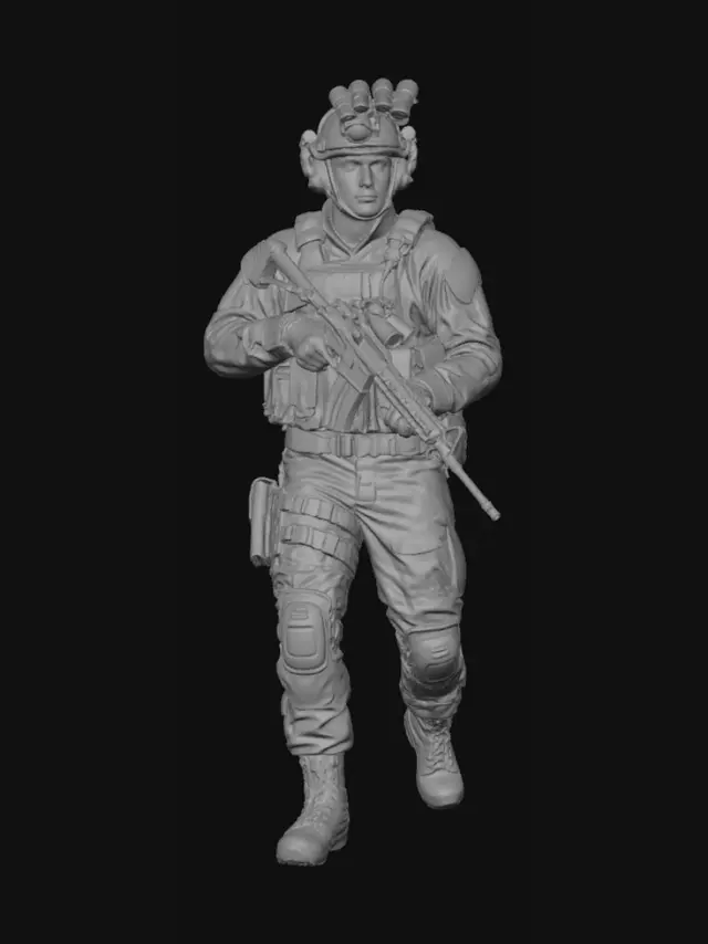3D model for Creami un'immagine di un soldato americano della delta force contemporaneo in piedi mentre avanza lentamente.Imbraccia un fucile M4 che tiene con la punta verso il basso a sinistra. In testa ha un elmetto con visore notturno. Veste una combat vest con tasche. Ha i pantaloni con ginocchiere e scarponcini.
