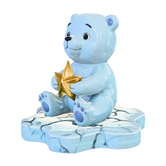 3D model for Eine kleine Baby Eisbärfigur. Aus glattem und glänzendem eisblauen Porzelan. Der kleine Eisbär ist entzückend und sitzt freundlich schauend auf einer Eisscholle und hält einen golden funkelnden Stern in den Händen