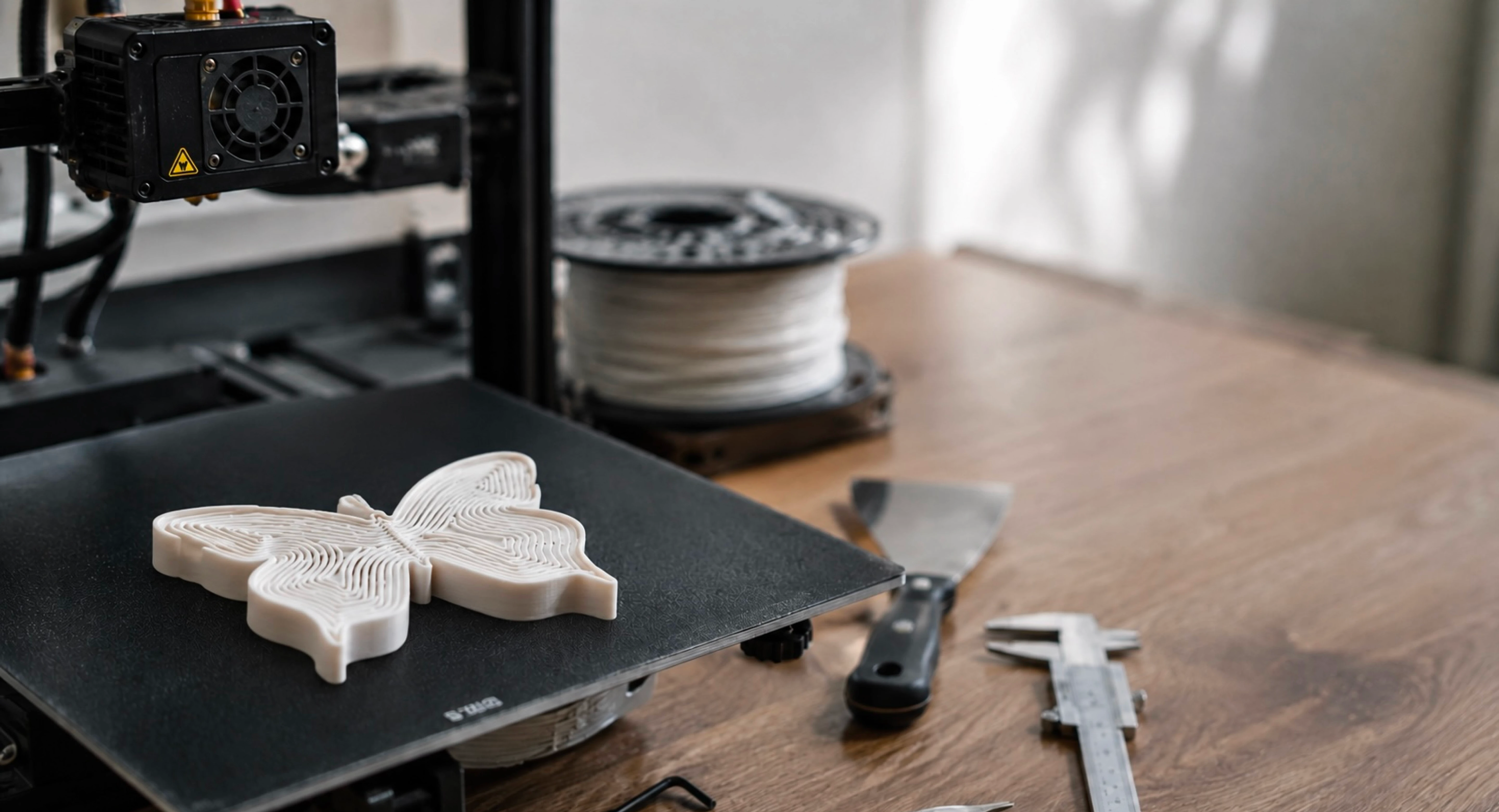 Un giocattolo fidget comprimibile appena uscito da una stampante 3D